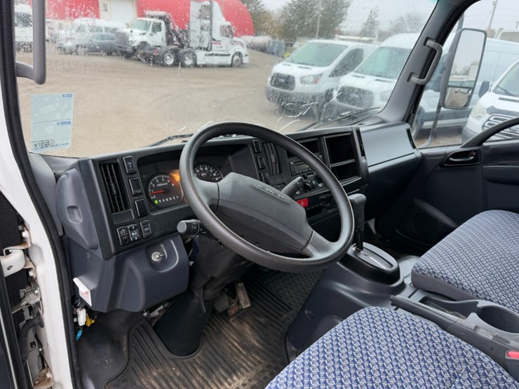 2023-isuzu-npr-image-11