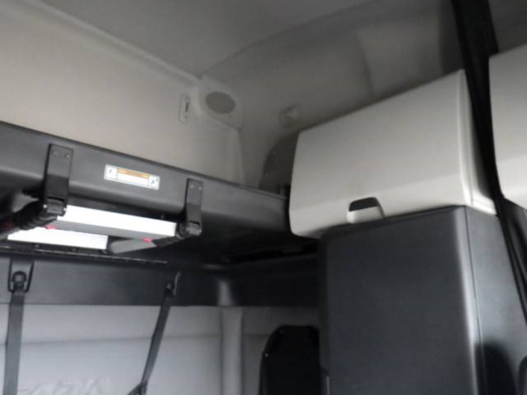 2020-freightliner-cascadia-126-image-5