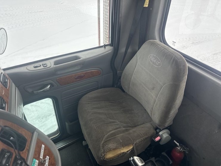 2007-peterbilt-385-image-38