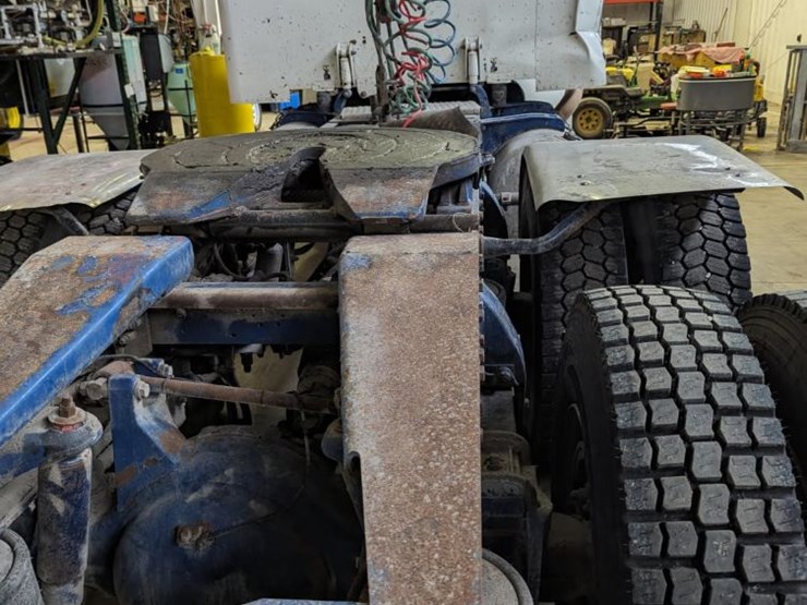 2009-peterbilt-365-image-10