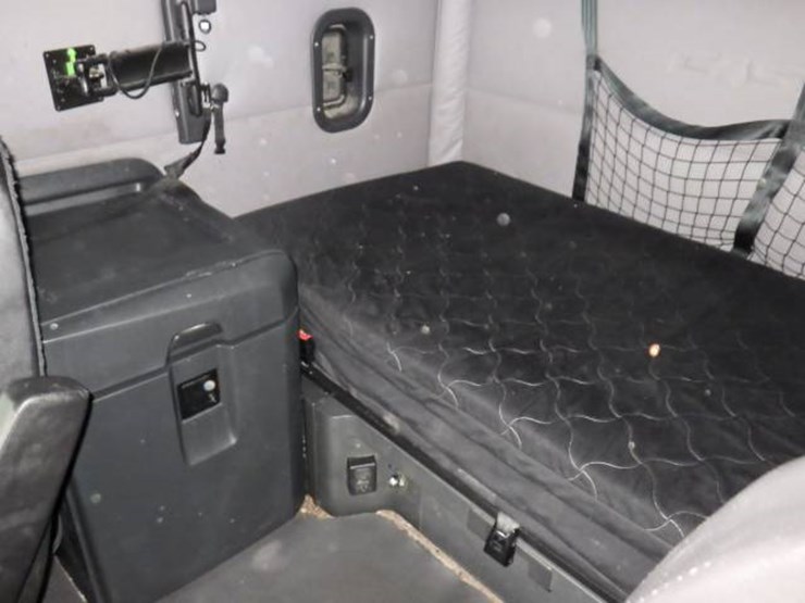 2019-freightliner-cascadia-126-image-26