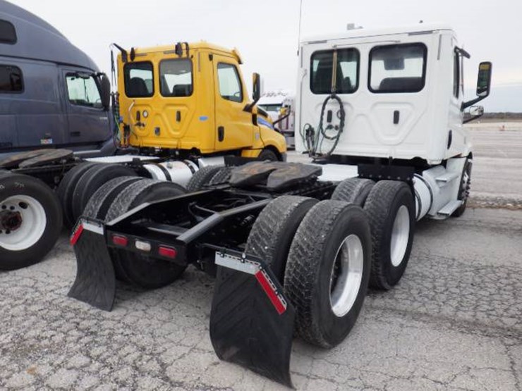 2020-freightliner-cascadia-126-image-7
