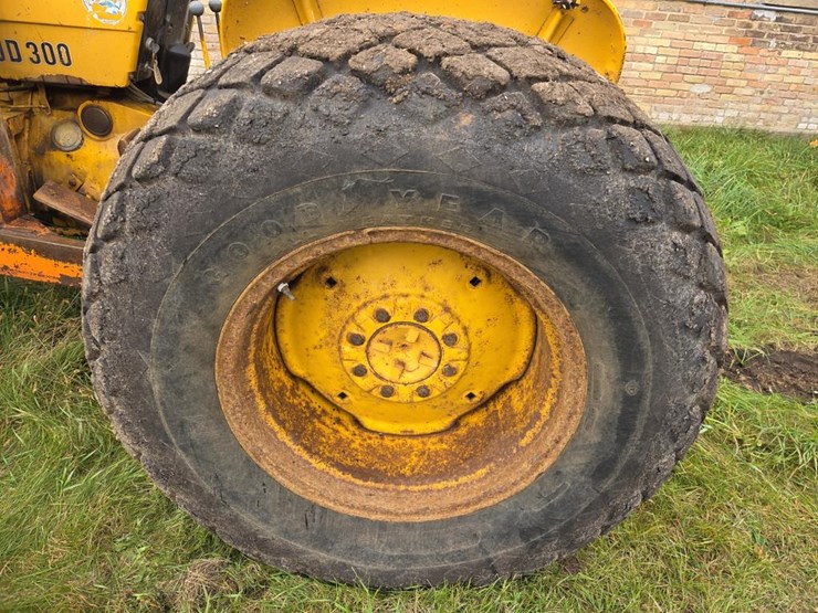 john-deere-300-image-50