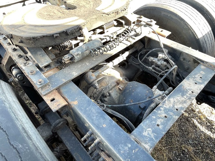 #202-•-2015-volvo-semi-tractor-(has-wi-title)-(denmark,-wi)-image-35