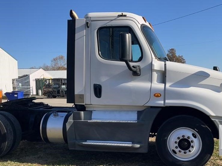 2016-freightliner-cascadia-125-image-3