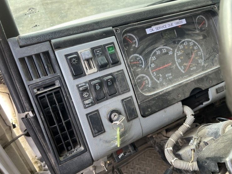 2003-freightliner-fl50-image-24