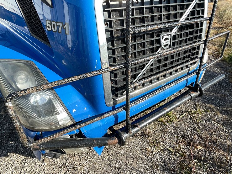 #202-•-2015-volvo-semi-tractor-(has-wi-title)-(denmark,-wi)-image-12