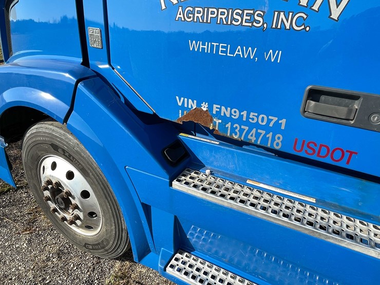 #202-•-2015-volvo-semi-tractor-(has-wi-title)-(denmark,-wi)-image-18