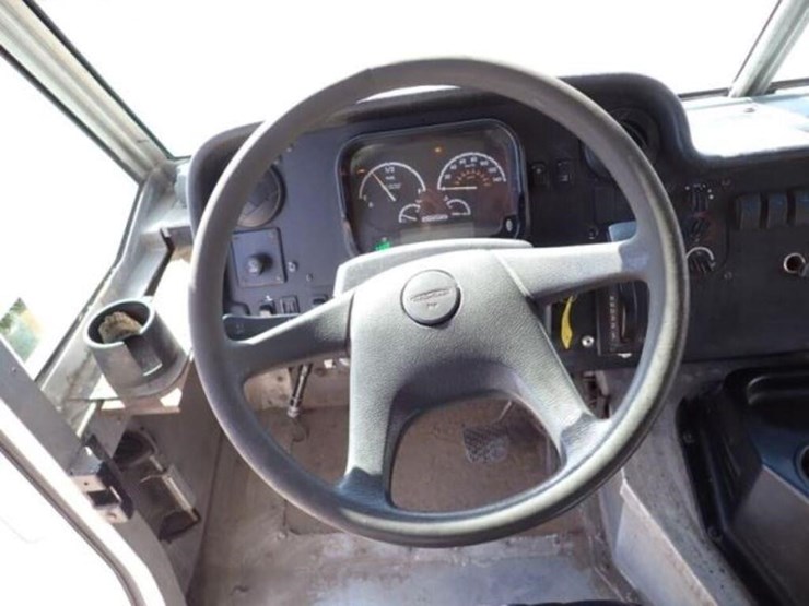 2013-freightliner-mt55-image-17