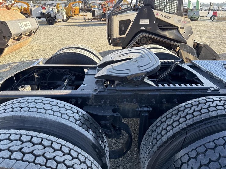 2012-peterbilt-389-image-48