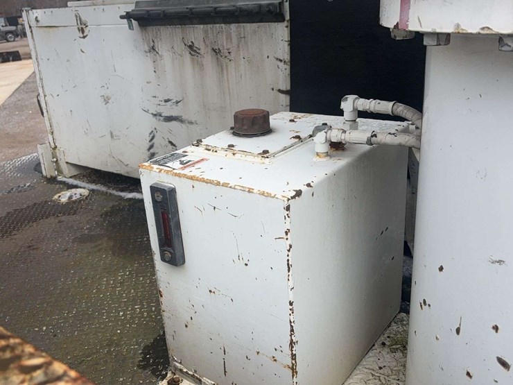 1999-freightliner-fl70-image-16