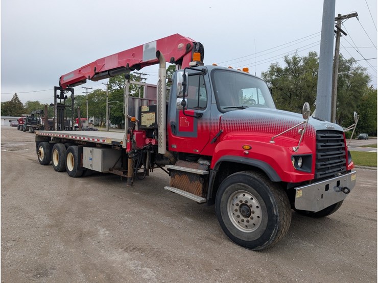 2015-freightliner-114sd-image-2