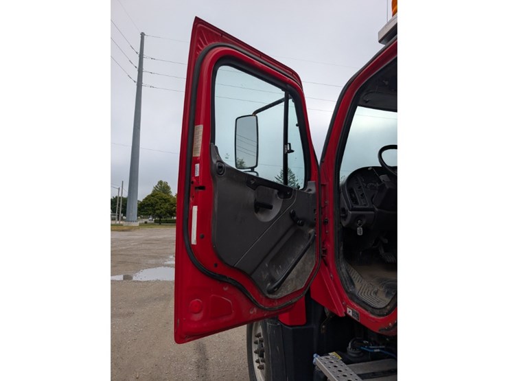 2015-freightliner-114sd-image-23