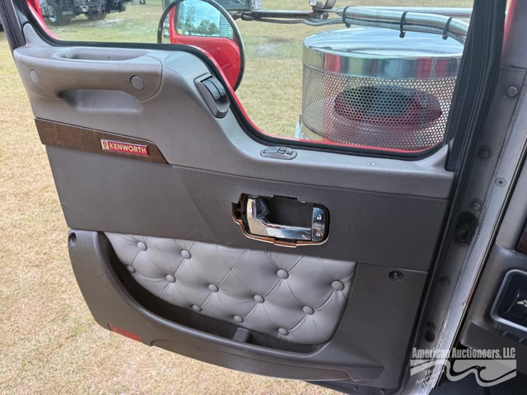 2013-kenworth-w900-image-23