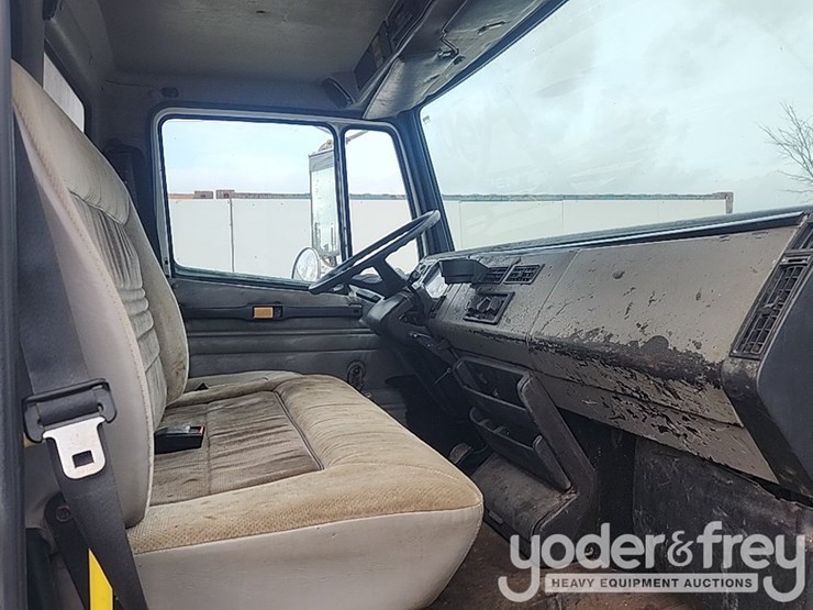 2001-freightliner-fl60-image-29