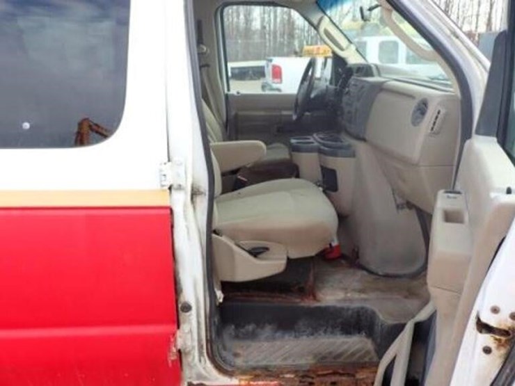 2010-ford-e350-xlt-image-30