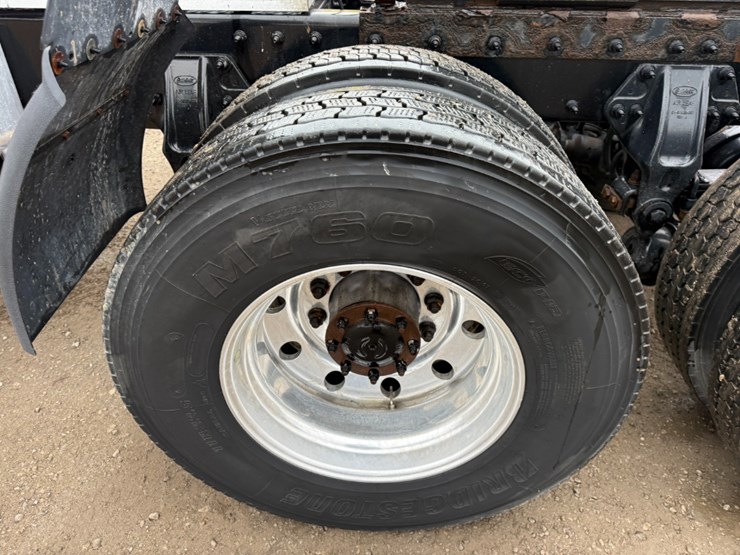 2020-peterbilt-579-image-10