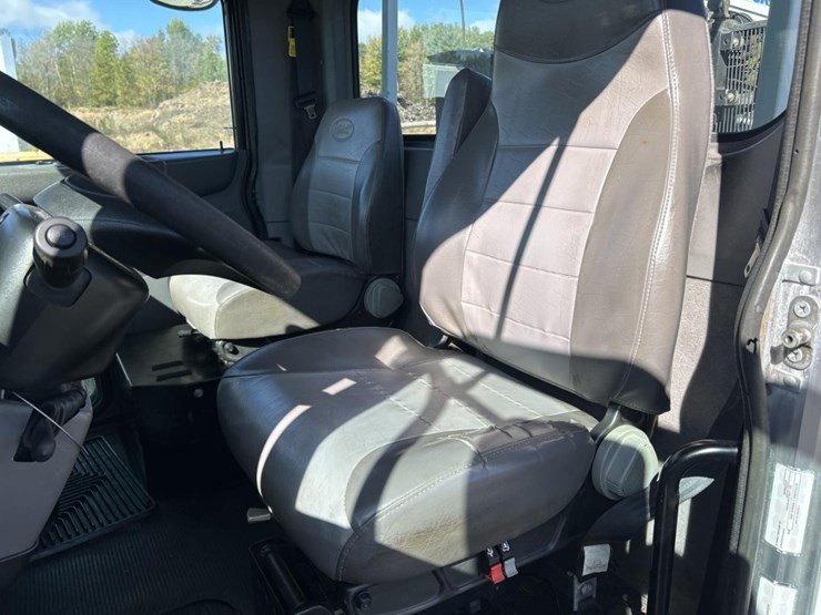 2017-peterbilt-337-image-95