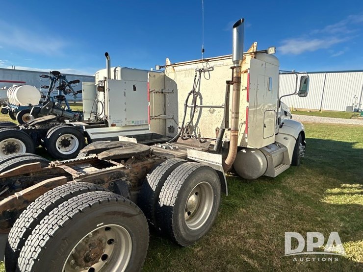 2010-peterbilt-386-image-10