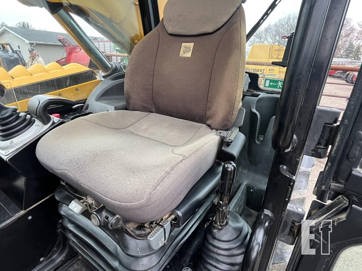 jcb-541-70-agri-plus-image-17