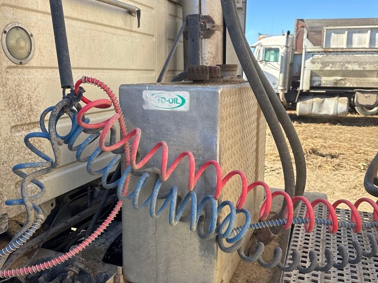 2007-volvo-vnl-semi-truck-image-23