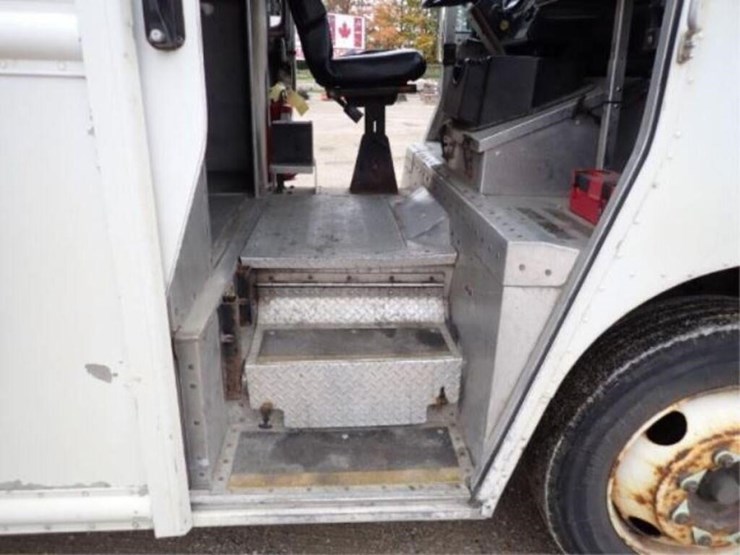 2015-freightliner-mt55-image-29