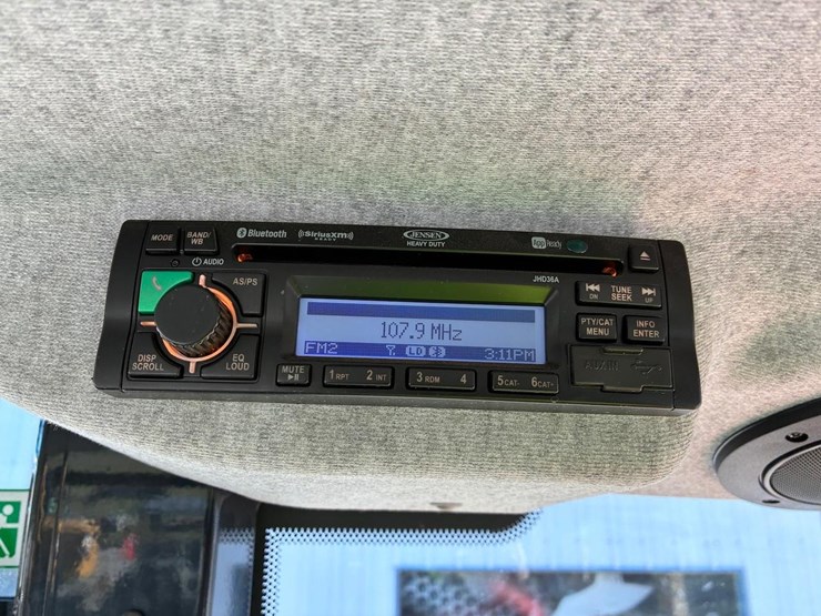 2022-kubota-r640-image-32