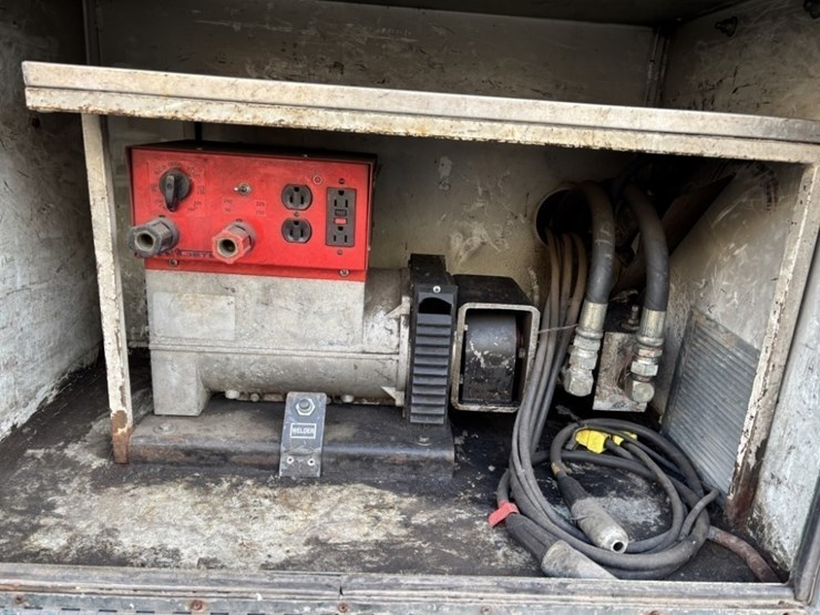 2001-kenworth-t300-image-16