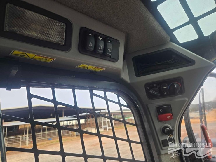 2020-cat-299d3-xe-skid-steer-image-17