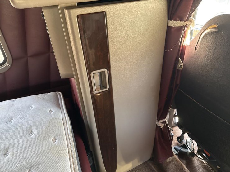 2012-peterbilt-389-image-93