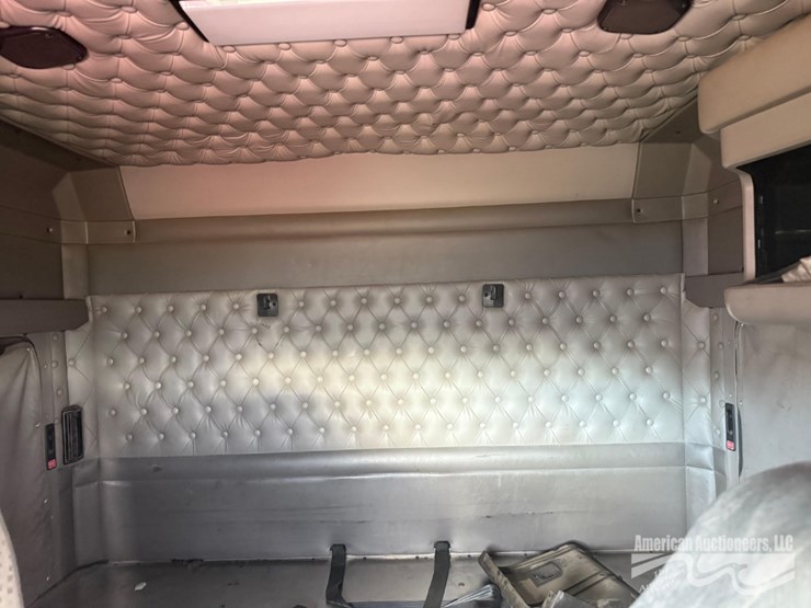 2013-kenworth-w900-image-22