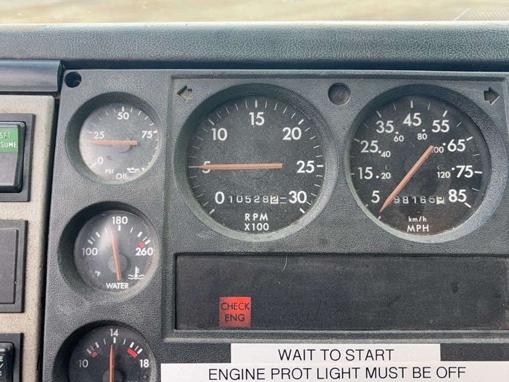 1999-freightliner-fl70-image-36