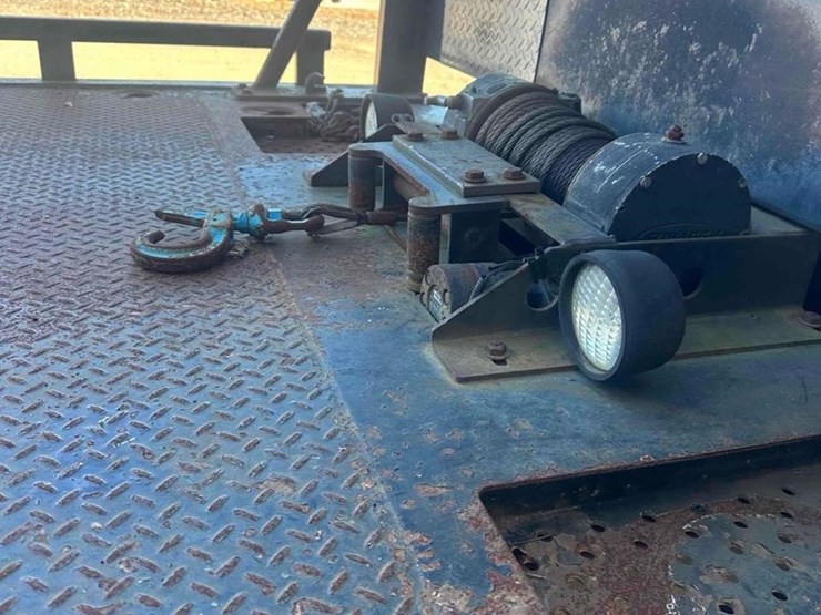 2008-peterbilt-335-image-12