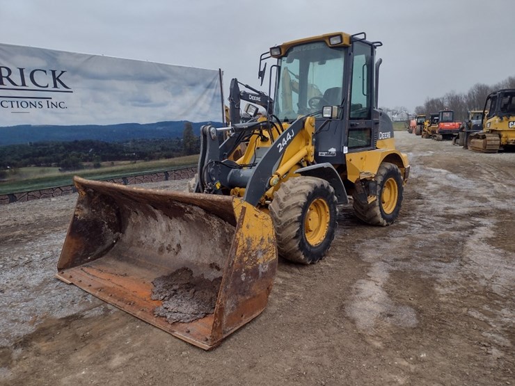 deere-244j-image-30