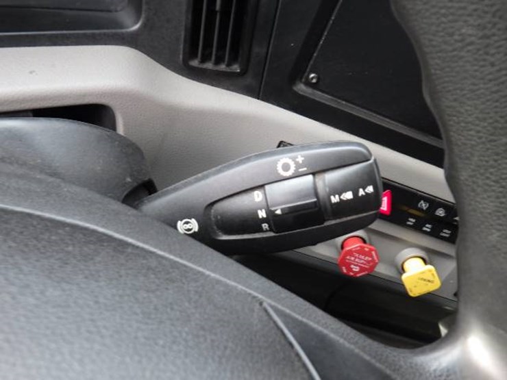 2020-freightliner-cascadia-126-image-18