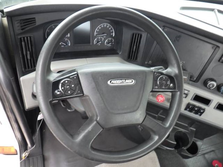 freightliner-cascadia-126-image-17