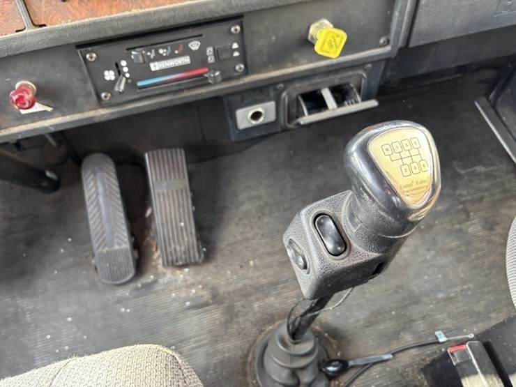 2001-kenworth-t300-image-40