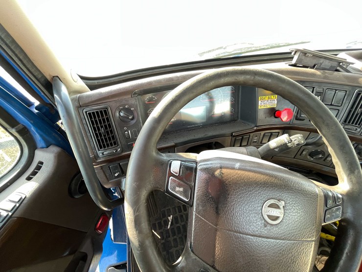 #202-•-2015-volvo-semi-tractor-(has-wi-title)-(denmark,-wi)-image-53