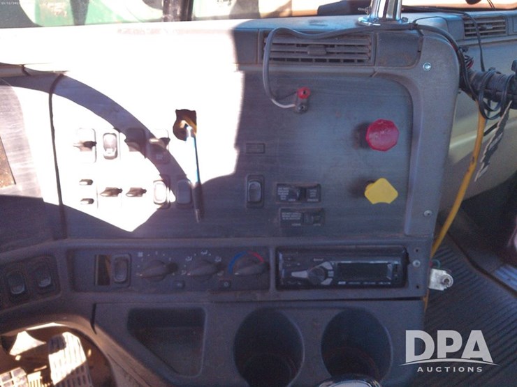 2007-freightliner-columbia-112-image-25