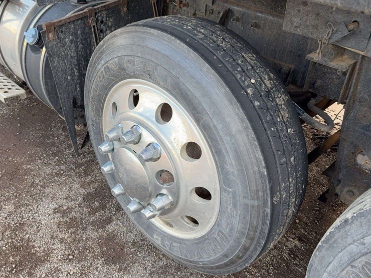 2017-kenworth-t880-image-9