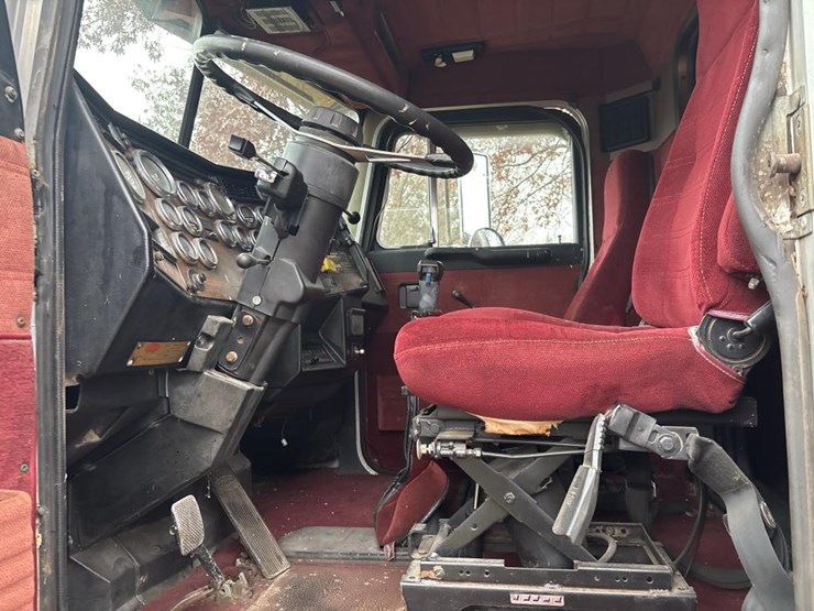 1988-peterbilt-377-image-36