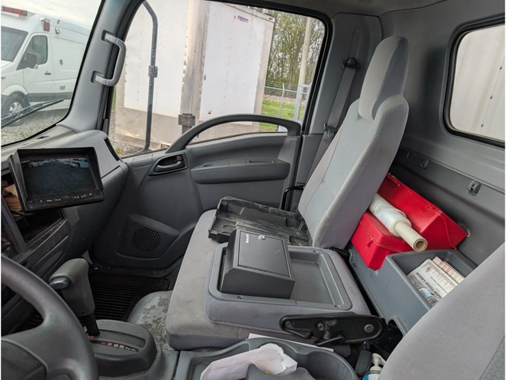 2019-isuzu-npr-image-15