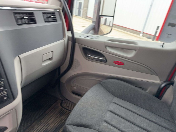 2019-peterbilt-579-image-48