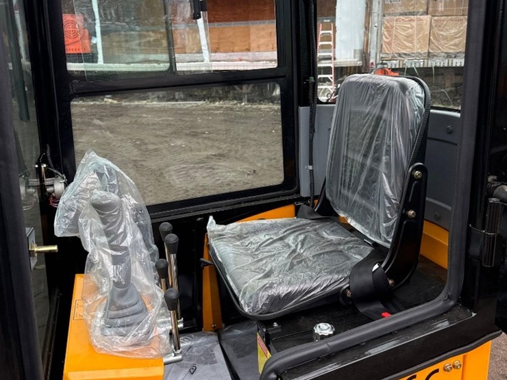 new-vicsec-co-full-cab-mini-excavator-model-vc13c-image-4