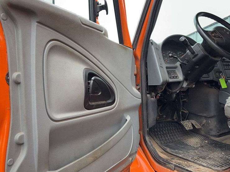 2004-international-7400-image-35