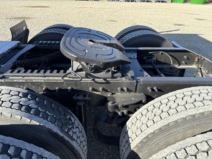 2012-peterbilt-389-image-47