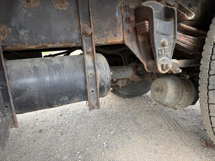 peterbilt-330-image-43