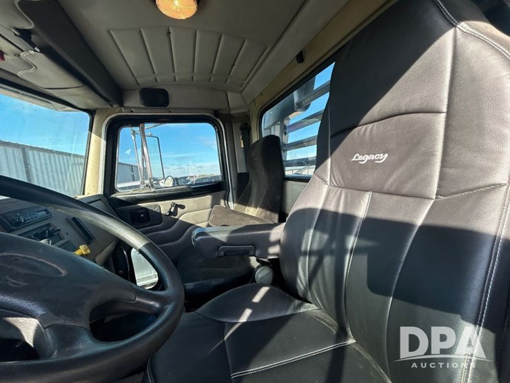 peterbilt-330-image-37