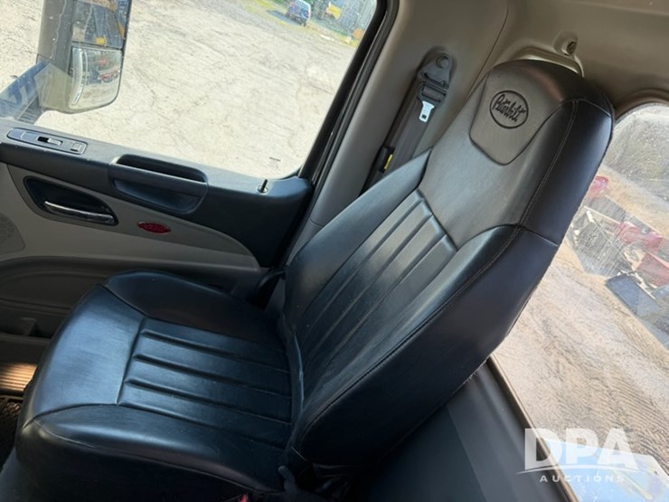 peterbilt-567-image-68