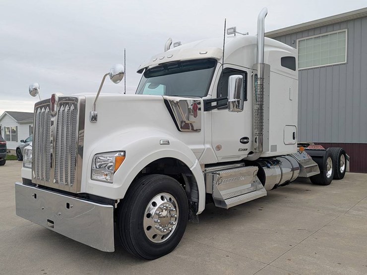 2024-kenworth-w990-image-1